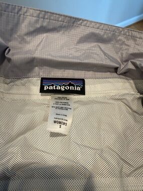 Patagonia Women's Jacket - Light Gray Exterior with White Mesh